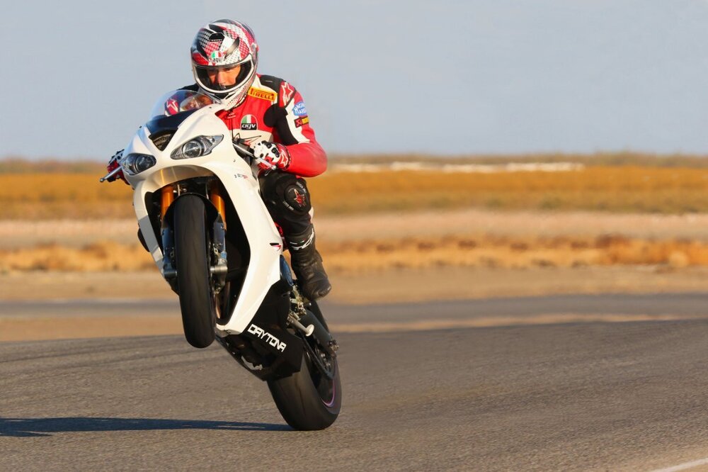 Daytona 675R wheelie.jpg